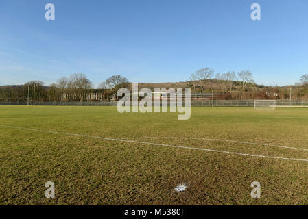 Scuola di sport motivi e piazzole segnato per sport come il calcio e rugby con ordinatamente il taglio di erba Foto Stock