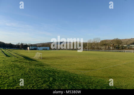 Scuola di sport motivi e piazzole segnato per sport come il calcio e rugby con ordinatamente il taglio di erba Foto Stock