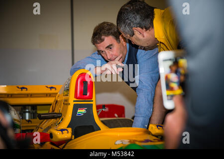 Nigel Mansell ottiene un briefing sulla Benetton 193B F1 auto presso il London Classic Car Show & motorismo storico Show internazionale in Excel Foto Stock