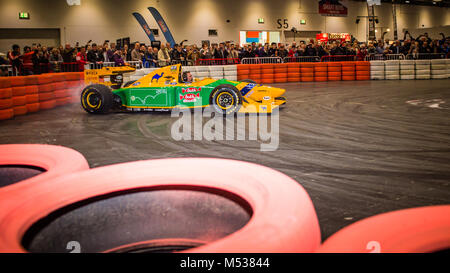 Nigel Mansell alla guida della Benetton 193B F1 auto presso il London Classic Car Show & motorismo storico Show internazionale in Excel Foto Stock