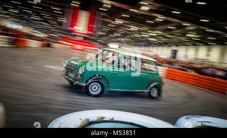 Il Twini - Twin propulsori 1976 Mini Cooper S la guida dimostrazione presso la London Classic Car Show & motorismo storico Show internazionale in Excel Foto Stock