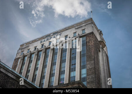 [+] espandere pausa precedente Prossimo Barratt iconici Art Deco Wallis casa sulla Great West Road, Brentford, Middlesex, Regno Unito Foto Stock