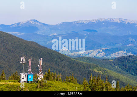 Mobile Telecommunication tower o torre cellulare con antenna e di impianti di comunicazione elettronica nelle montagne dei Carpazi Foto Stock