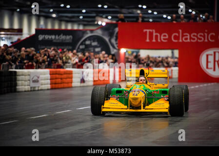 Nigel Mansell alla guida della Benetton 193B F1 auto presso il London Classic Car Show & motorismo storico Show internazionale in Excel Foto Stock