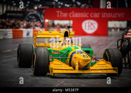 Nigel Mansell alla guida della Benetton 193B F1 auto presso il London Classic Car Show & motorismo storico Show internazionale in Excel Foto Stock