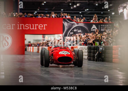 Nigel Mansell la guida 1960 Ferrari Dino 246 F1 auto presso il London Classic Car Show & motorismo storico Show internazionale in Excel Foto Stock