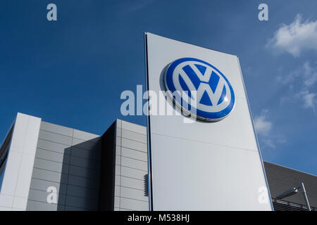 Logo Volkswagen e segnaletica fuori dalla sede centrale di Londra ovest a Chiswick, Londra ovest, Inghilterra, Regno Unito Foto Stock