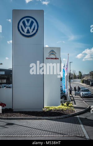 Logo e segnaletica Volkswagen fuori dalla sede centrale di Londra ovest a Chiswick West London, Regno Unito Foto Stock