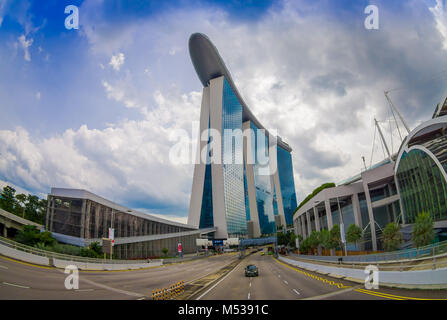 SINGAPORE, Singapore - 30 gennaio. 2018: pubblico Condominio Residenziale complesso edilizio e il centro cittadino dall'alto con il Marina Bay sands in Singapore, effetto fish-eye Foto Stock