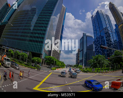 SINGAPORE, Singapore - 30 gennaio. 2018: veduta esterna della pubblica Condominio Residenziale complesso edilizio e il centro cittadino dall'alto al quartiere Kallang con alcune vetture nelle strade di Singapore, effetto fish-eye Foto Stock