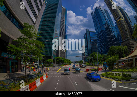 SINGAPORE, Singapore - 30 gennaio. 2018: veduta esterna della pubblica Condominio Residenziale complesso edilizio e il centro cittadino dall'alto al quartiere Kallang con alcune vetture nelle strade di Singapore, effetto fish-eye Foto Stock