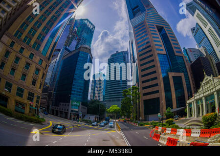 SINGAPORE, Singapore - 30 gennaio. 2018: veduta esterna della pubblica Condominio Residenziale complesso edilizio e il centro cittadino dall'alto al quartiere Kallang con alcune vetture nelle strade di Singapore, effetto fish-eye Foto Stock