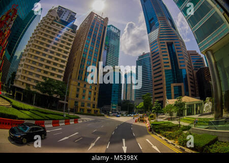 SINGAPORE, Singapore - 30 gennaio. 2018: veduta esterna di edifici residenziali complesso e downtown dall'alto al quartiere Kallang con alcune vetture nelle strade di Singapore, effetto fish-eye Foto Stock