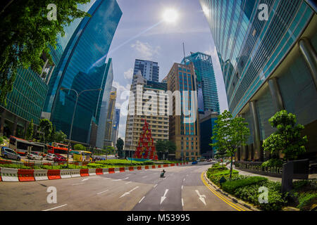 SINGAPORE, Singapore - 30 gennaio. 2018: veduta esterna di edifici residenziali complesso e downtown dall'alto al quartiere Kallang con alcune vetture nelle strade di Singapore, effetto fish-eye Foto Stock