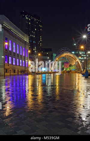 UK,South Yorkshire,Sheffield,Tudor Square,Biblioteca,St Pauls Torre e i giardini invernali di notte Foto Stock