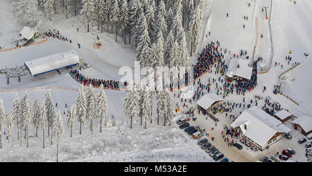 Vista aerea, ski-lift, neve, serpenti di fronte agli impianti di risalita, l'inverno in montagna in inverno, inverno montagna, Sauerland, Hochsauerlandkreis, HSK, Nord Rh Foto Stock