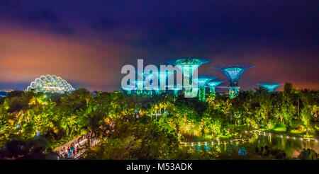 SINGAPORE, Singapore - 01 febbraio 2018: bella vista futuristico di illuminazione straordinaria al giardino dalla Baia di Singapore. Night light show a Supertree è principale Marina Bay Sands distretto attrazione turistica Foto Stock