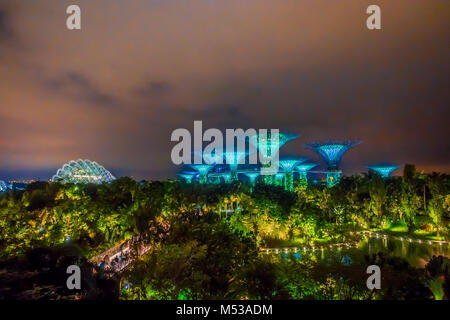 SINGAPORE, Singapore - 01 febbraio 2018: bella vista futuristico di illuminazione straordinaria al giardino dalla Baia di Singapore. Night light show a Supertree è principale Marina Bay Sands distretto attrazione turistica Foto Stock