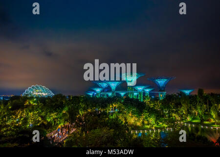 SINGAPORE, Singapore - 01 febbraio 2018: bella vista esterna della struttura futuristica incredibile di illuminamento in giardino dalla Baia di Singapore. Night light show a Supertree è principale Marina Bay Sands distretto attrazione turistica Foto Stock