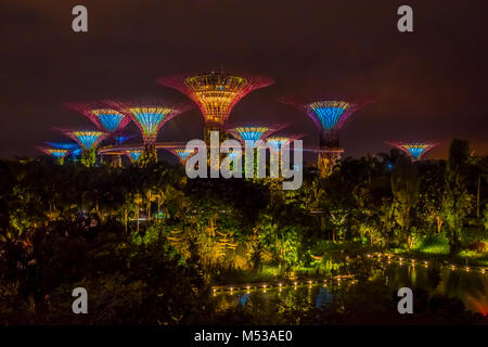 SINGAPORE, Singapore - 01 febbraio 2018: bella vista esterna della struttura futuristica incredibile di illuminamento in giardino dalla Baia di Singapore. Night light show a Supertree è principale Marina Bay Sands distretto attrazione turistica Foto Stock