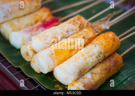 Chiudere la frittata rotoli stick su foglia di banana con cibo di strada Foto Stock