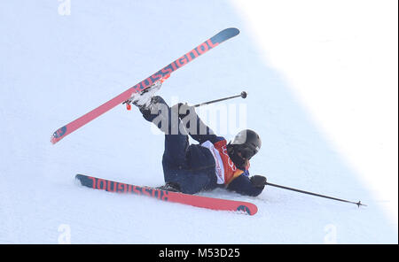 Gran Bretagna Rowan Cheshire cade nel Signore' Ski Halfpipe finale al Phoenix Snow Park durante il giorno undici del PyeongChang 2018 Giochi Olimpici Invernali in Corea del Sud. Foto Stock