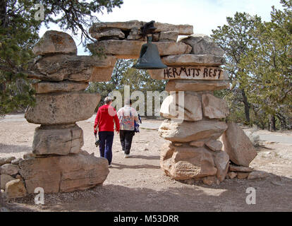 Grand Canyn eremiti resto Arch & Bell .. L'entrata originale di eremiti di riposo. Maria Colter, uno del Grand Canyon più famosi architetti, costruito eremiti resto nel 1914 a guardare come un vecchio minatore della cabina, completare con un gigantesco camino e portico anteriore. Oggi gli eremiti resto dispone di un negozio di articoli da regalo e piccoli snack bar. I servizi igienici sono disponibili qui. L'Eremita Trail, avvolgimento ripidamente verso il basso nel canyon, inizia circa 0,5 miglia, 0,8 km a ovest di eremiti Foto Stock