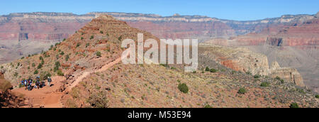 Grand Canyn NP - S Kaibab Trail Mrmn Flat -psk.. Al di là di Cedar Ridge nel Parco Nazionale del Grand Canyon, il South Kaibab Trail attraversa sotto O'Neill Butte senza un singolo switchback al punto dello scheletro. Questo tratto è chiamato, Mormon piatta. Scarica il percorso completo della descrizione qui: Foto Stock