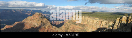 Grand Canyon NP Desert View Drive -p. Desert View Drive è un itinerario panoramico a est del Grand Canyon villaggio sul bordo sud che segue il cerchio per 25 miglia (40 km) fuori alla vista del deserto torre di avvistamento e Ingresso Est. Lungo la strada, sei sviluppato canyon di punti di vista, quattro aree per picnic e cinque pullouts non marcati sono accessibili con veicoli privati, in aggiunta a Tusayan rovina e Museo. Coronado Butte è sul Foto Stock