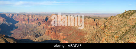 Grand Canyon NP Navajo Point . Vista dal punto Navajo sul Desert View Drive nel Parco Nazionale del Grand Canyon. Il Deserto vista torre di avvistamento è visibile in lontananza sulla destra. Desert View Drive è un itinerario panoramico a est del Grand Canyon villaggio sul bordo sud che segue il cerchio per 25 miglia (40 km) fuori alla vista del deserto torre di avvistamento e Ingresso Est. Lungo la strada, sei sviluppato canyon di punti di vista, fou Foto Stock