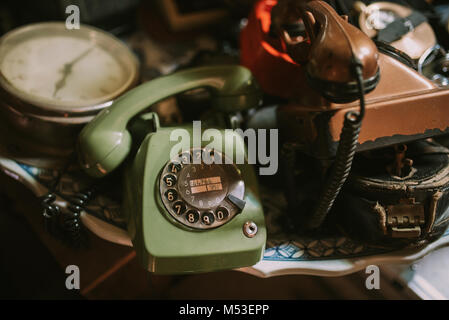 Storico di telefoni Vintage sul negozio di antiquariato. Foto Stock