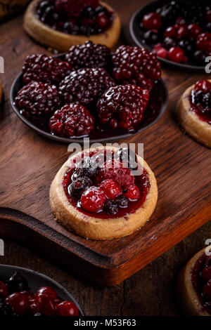 Pasticcini fatti in casa con panna e frutti di bosco freschi Foto Stock