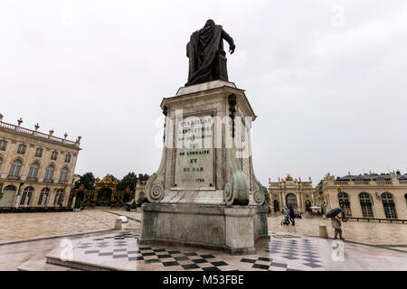 Statua di bronzo di Stanislaw Leszczynski in Place Stanislas di Nancy, Francia. Un sito del Patrimonio mondiale dal 1983 Foto Stock