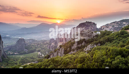 Tramonto su monasteri di Meteora, Grecia Foto Stock