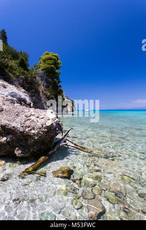 Le acque turchesi di Agios Ioannis Beach di Lefkada, Grecia, situato presso il Mare Ionio. Foto Stock