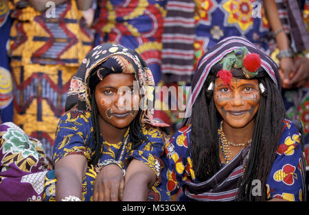 Mali. Anderamboukane, vicino Menaka. Deserto del Sahara. Il Sahel. Tamadacht festival. Peul ragazze, chiamato anche Wodaabe in Geerewol Festival. Foto Stock