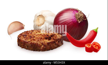 Hamburger grigliati, rosso cipolla, peperoncino piccante con due pezzi tritato e aglio con chiodi di garofano isolati su sfondo bianco Foto Stock