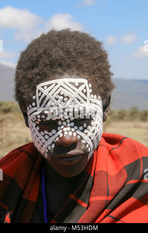 Maasai Boy, con faccia dipinta, Africa Orientale, Tanzania Ngorongoro Conservation Area Foto Stock