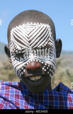 Maasai Boy, con faccia dipinta, Africa Orientale, Tanzania Ngorongoro Conservation Area Foto Stock