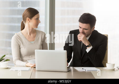 Imprenditore sbadigliare sul noioso business meeting Foto Stock