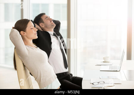 Giovani dirigenti aziendali pratica yoga al lavoro Foto Stock