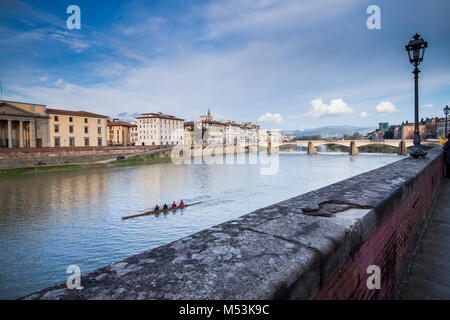 Firenze, Italia - 23 Gennaio 2009: canoisti fila sul fiume Arno vicino a Ponte Vecchio, la Galleria degli Uffizi e dello skyline della città di Firenze, Italia. Foto Stock