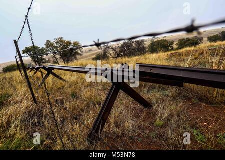 Muro di confine. Santa Cruz, Arizona a noi. Cuenca del Rio San Pedro, Naturalia Foto Stock