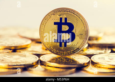 Lato anteriore del golden bitcoin moneta sulla parte superiore del mucchio di monete in un altro. Crypto valuta concetto, oro immagine colorata Foto Stock