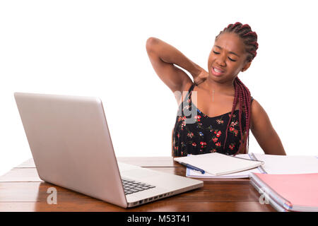 Giovani studenti africani malati e stanchi di preparare i suoi esami finali Foto Stock