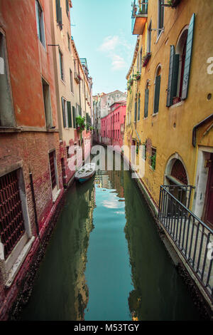 Una stupenda vista del canale nella splendida città di Venezia la scorsa estate in ferie Foto Stock