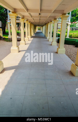 La bella architettura af Mrigadayavan Palace, un ex residenza reale e di attrazione turistica in Cha Am Phetchaburi Provincia, Thailandia. Foto Stock