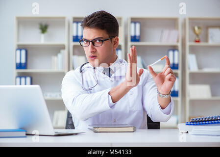 Medico maschio in anti-fumo conceptwithcigarette pack Foto Stock