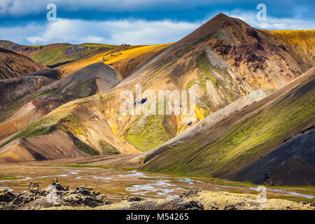 Multi-montagne colorate da minerali di riolite Foto Stock