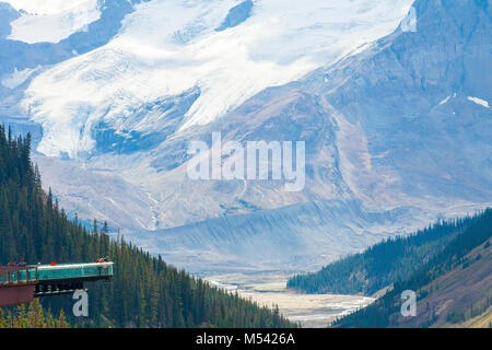 Il Columbia Icefield skywalk sul Ghiacciaio Athabasca vista canada Foto Stock